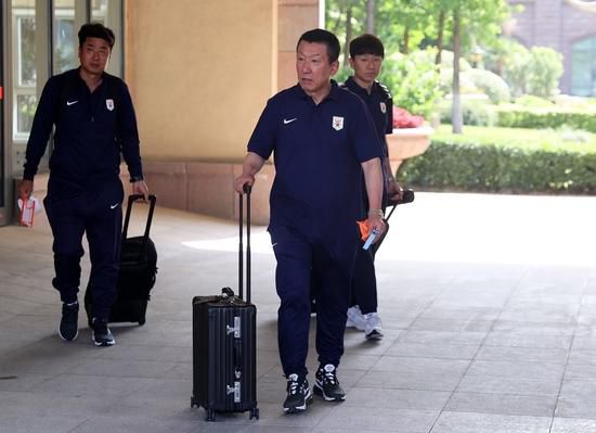 他揉捏她两乳不停呻